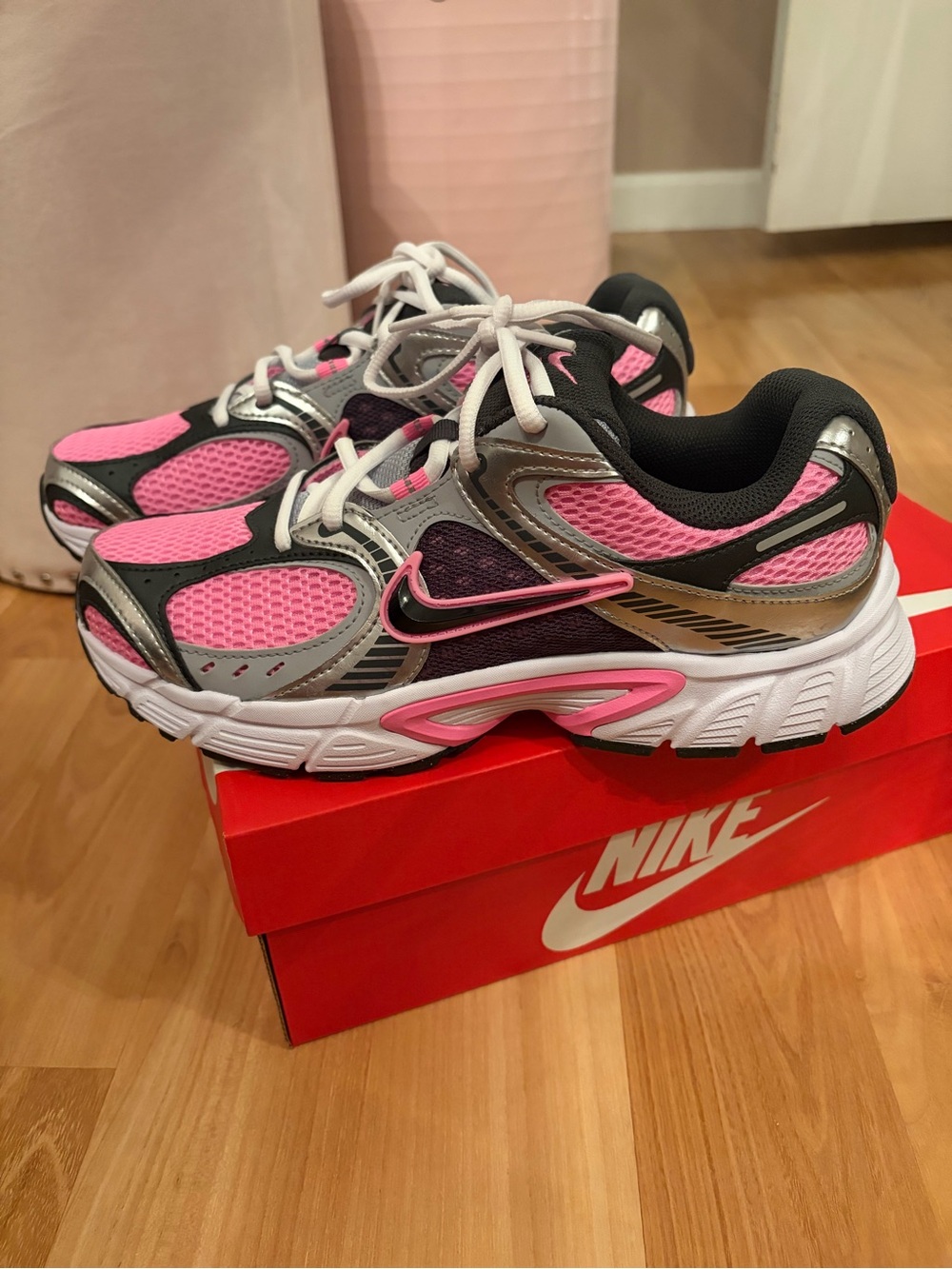 NIB Nike Women’s V5 RNR Black, Pink, & Silver Shoe Size 9.5 - Picture 2 of 7